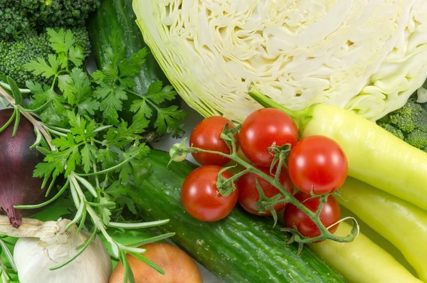 Свежие овощи на столе — стоковое фото