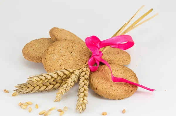 Biscuits intégraux et plante de blé sur fond blanc — Photo