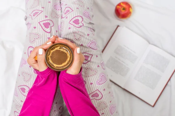 Nő, egy csésze kávé az ágyban — Stock Fotó