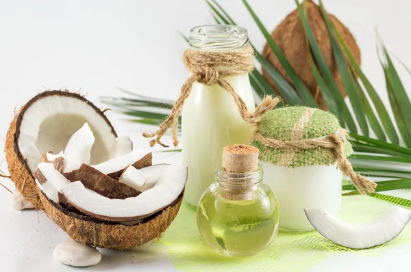 Coconut products with fresh coconut — Stock Photo, Image