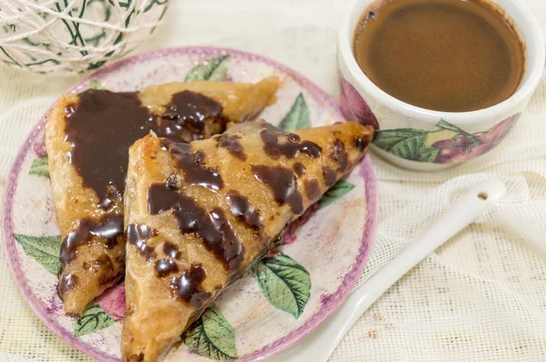 Baklava fatta in casa su un piatto e caffè caldo — Foto Stock