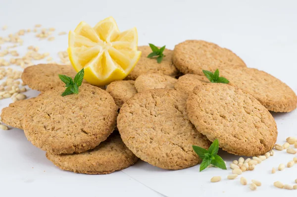 Integrální sušenky s citronem na bílém pozadí — Stock fotografie