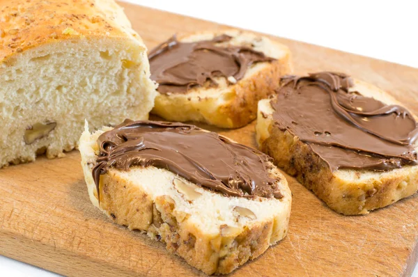 Chocolade crème op een zelfgemaakte walnoot brood — Stockfoto