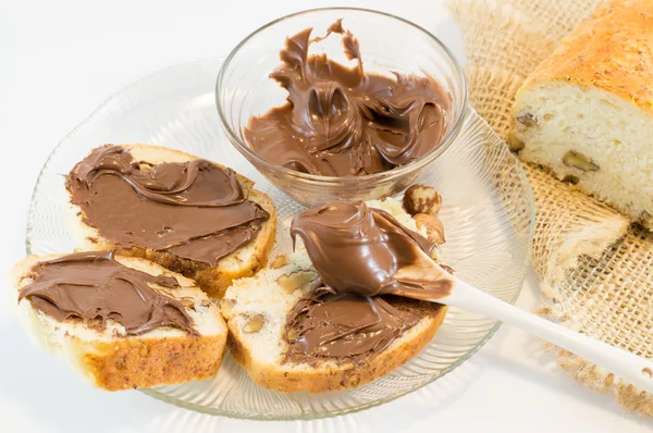 Chocolade crème op een zelfgemaakte walnoot brood — Stockfoto