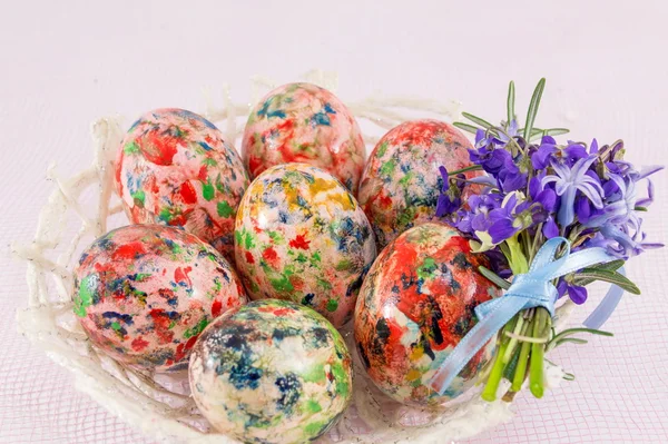 Malovaná velikonoční vajíčka v proutěném koši — Stock fotografie