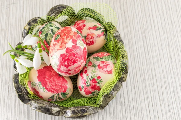 Huevos de Pascua decorados en una cesta —  Fotos de Stock