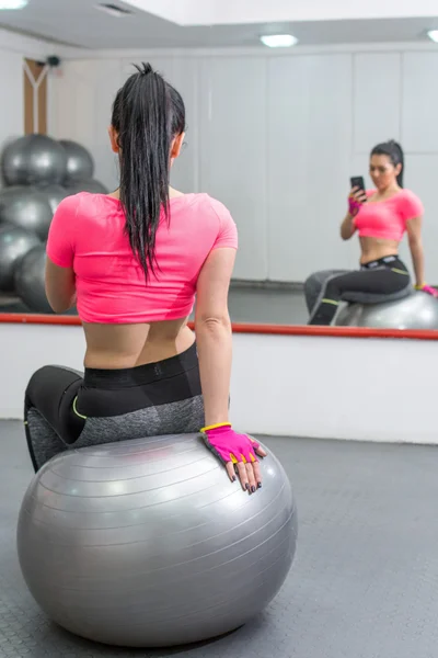 Fille prendre selfie à la salle de gym — Photo