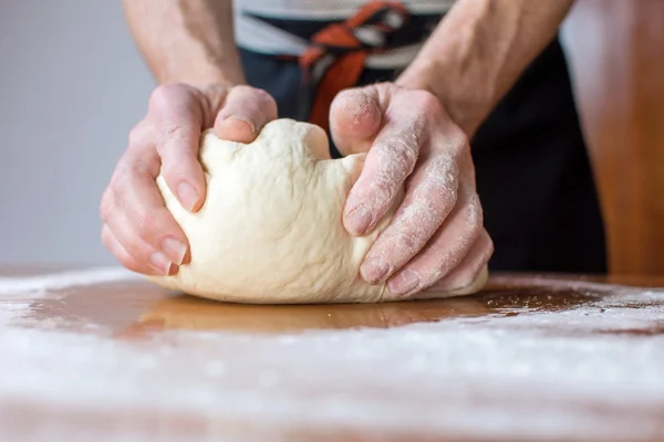 Baker faz pão na mesa — Fotografia de Stock