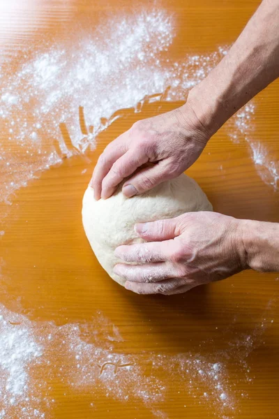 Hände eines männlichen Bäckers beim Brotbacken — Stockfoto