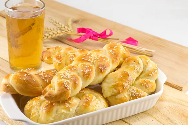 Homemade braid pastry and glass of beer — Stock Photo, Image