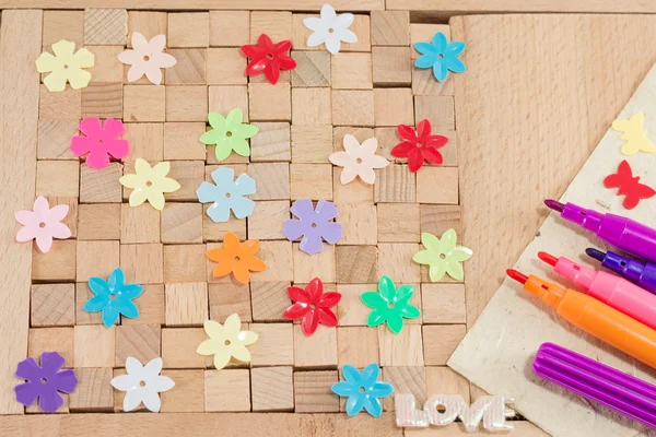 Bloques de madera marrón con flores — Foto de Stock