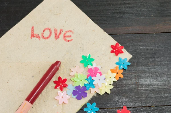 Handskrivna ordet kärlek på papper — Stockfoto