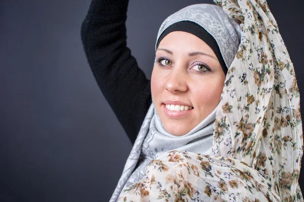 Красивая мусульманка с красочным шарфом — стоковое фото