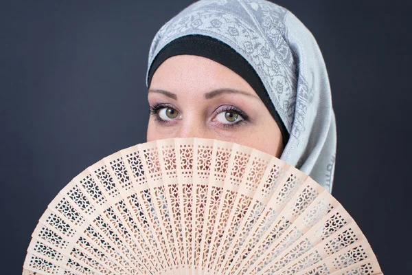 Muslimische Frau hinter einem Handfächer — Stockfoto