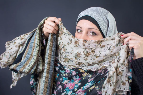 Schöne muslimische Frau mit bunten Tüchern — Stockfoto