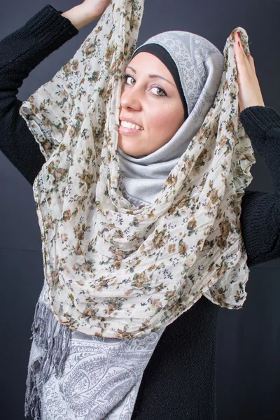 Красивая мусульманка пробует красочный шарф — стоковое фото