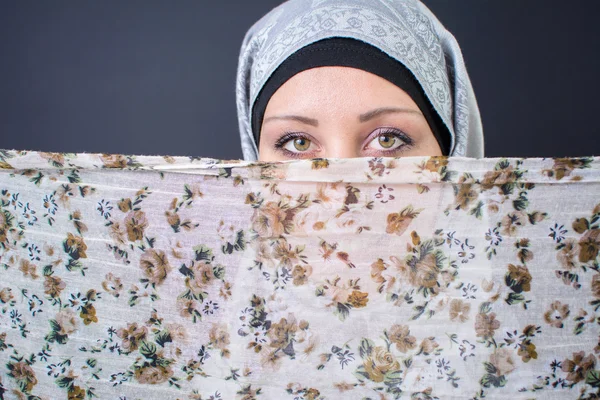 Schöne muslimische Frau und bunter Schal — Stockfoto