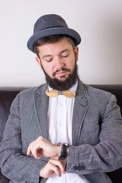Bărbat cu barbă cu cravată — Fotografie, imagine de stoc