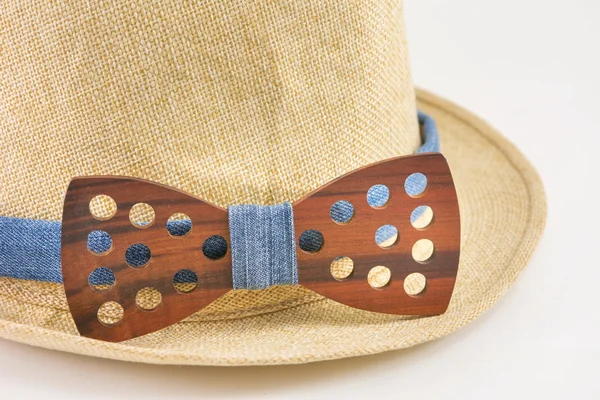 Laço de madeira gravata em torno de um chapéu . — Fotografia de Stock