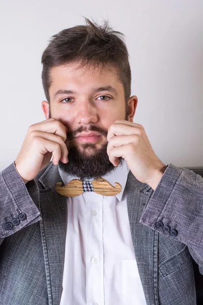 Hombre barbudo con traje — Foto de Stock