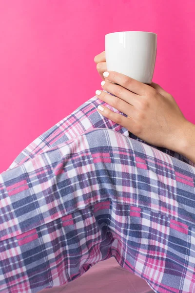 Nő a pijama csésze kávé — Stock Fotó