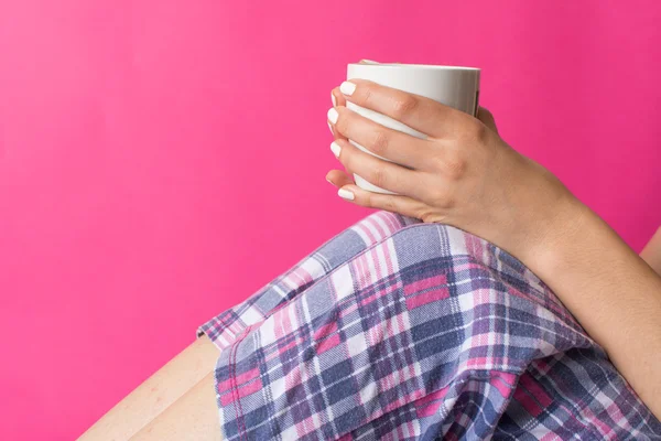 女人在 pijama 喝杯咖啡 — 图库照片