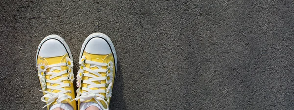 Százszorszépek díszített sárga cipők — Stock Fotó