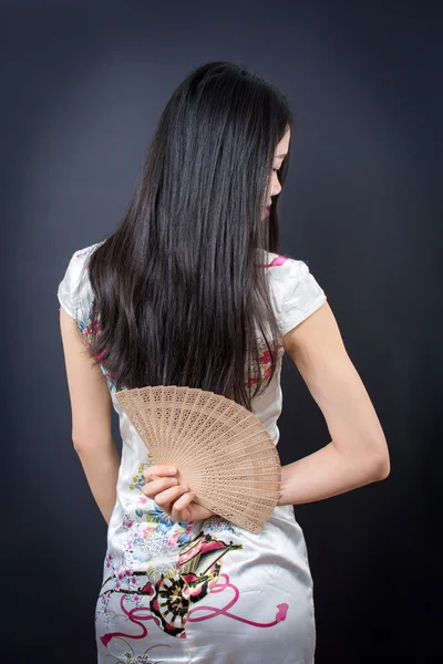 Schöne asiatische Frau mit einem Handfächer — Stockfoto