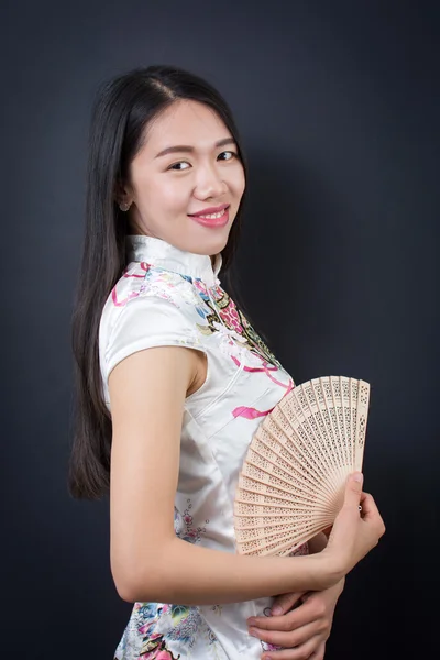 Piękna kobieta Azji z fanem strony — Zdjęcie stockowe