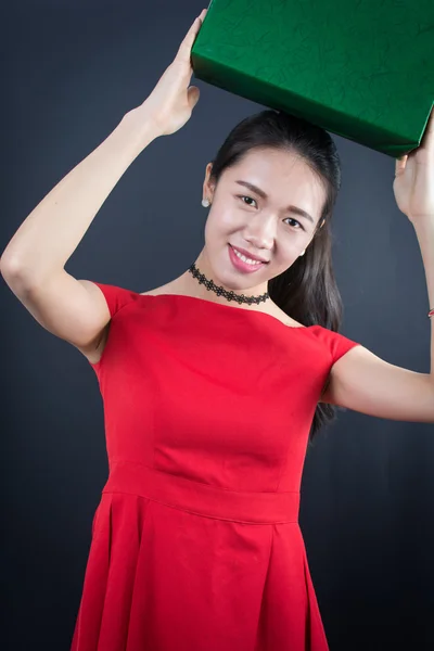 Schöne asiatische Frau mit einem Geschenk-Box — Stockfoto