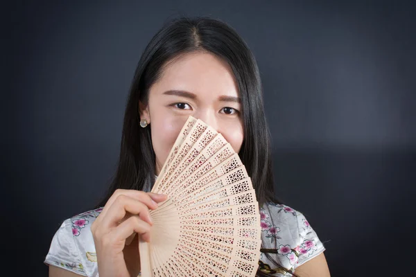 Schöne asiatische Frau mit einem Handfächer — Stockfoto