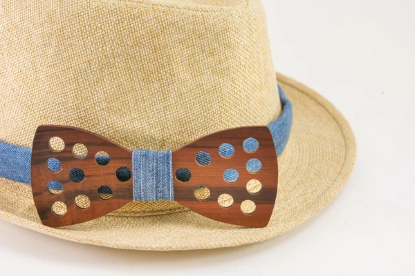 Laço de madeira gravata em torno de um chapéu . — Fotografia de Stock