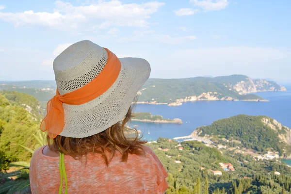 Ragazza in posa vicino al mare — Foto Stock