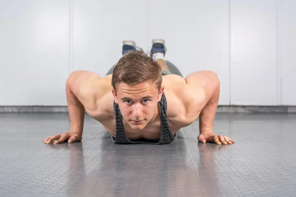 Mann macht Liegestütze im Fitnessstudio — Stockfoto