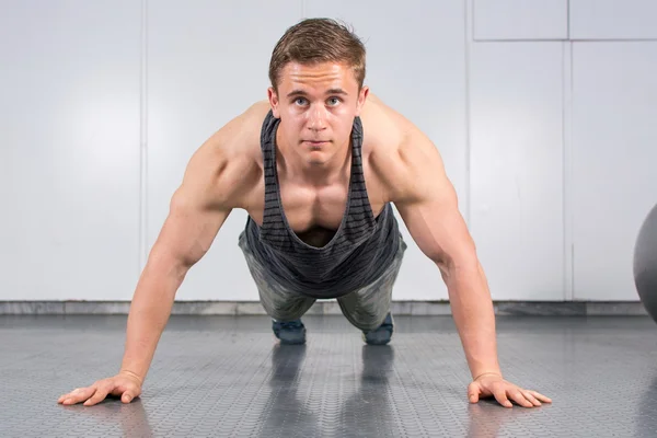 Mann macht Liegestütze im Fitnessstudio — Stockfoto