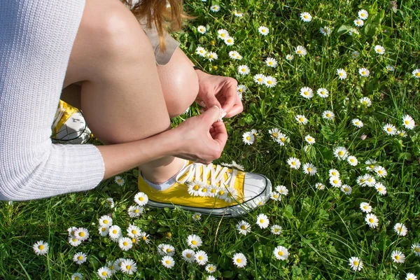 Mulher pegando margaridas no campo — Fotografia de Stock