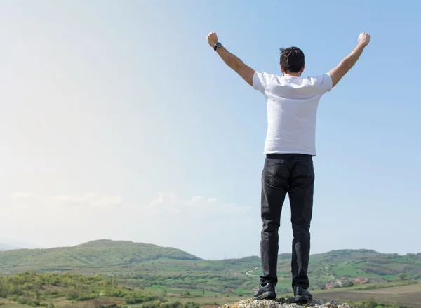 Caminhante masculino curtindo a vista — Fotografia de Stock