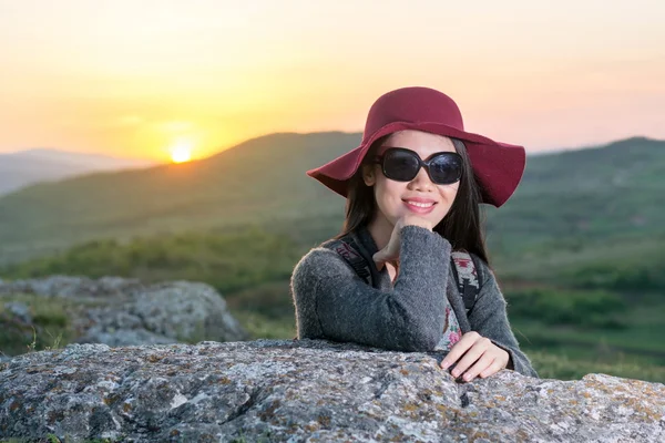 Caminhante feminina desfrutando do pôr do sol — Fotografia de Stock