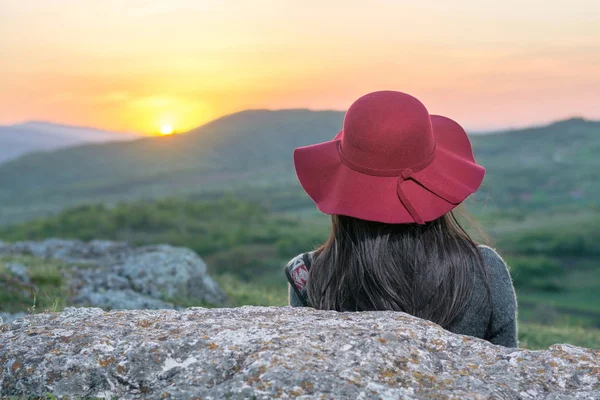 Female hiker enjoying sunset — Stock Photo, Image