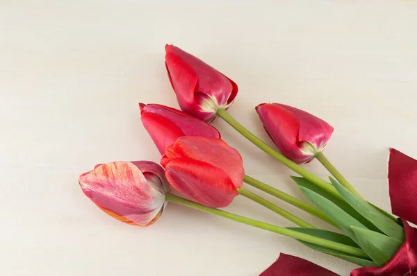 Rode tulpen op een houten tafel — Stockfoto