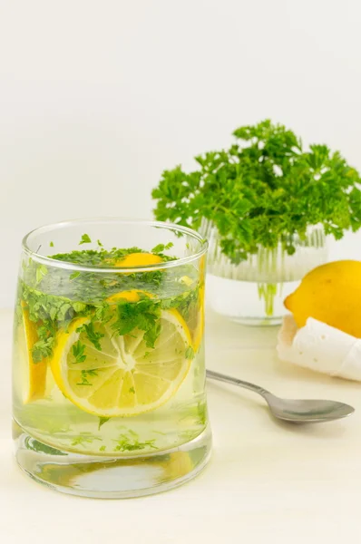 Acqua con prezzemolo e limone — Foto Stock