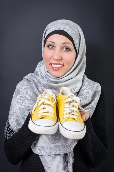 Muslimische Frau mit Turnschuhen — Stockfoto