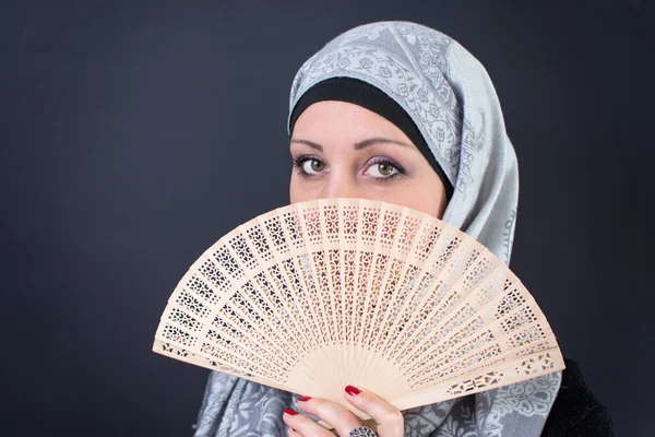 Muslimische Frau hinter einem Handfächer — Stockfoto