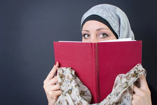Мусульманка с книгой — стоковое фото
