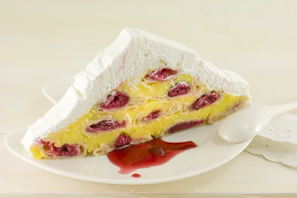 Gâteau cerise triangle — Photo