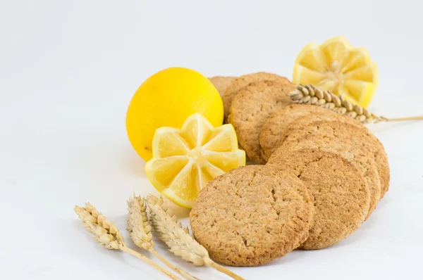 Beyaz zemin üzerine limon ile ayrılmaz bisküvi — Stok fotoğraf