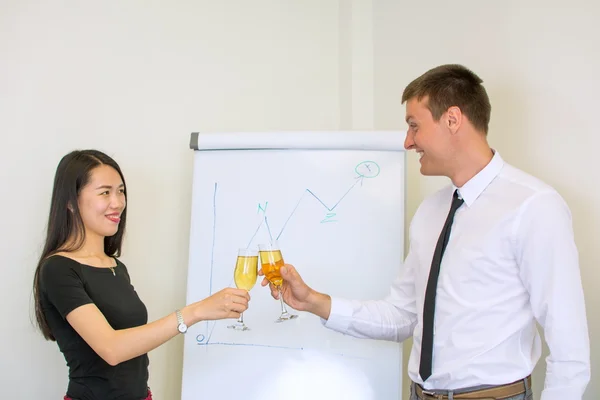 Celebrando con un brindis en el trabajo —  Fotos de Stock