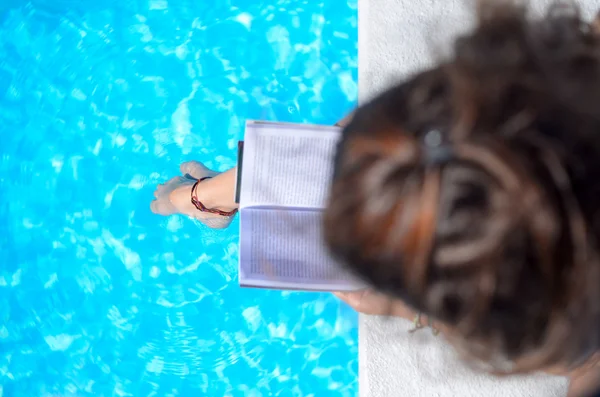 Kız havuz başında okuma — Stok fotoğraf