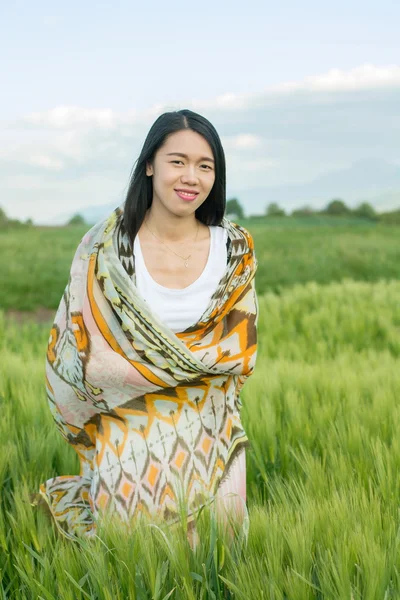 Mujer en un campo de trigo —  Fotos de Stock