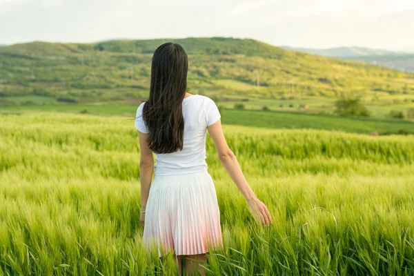 Mulher em um campo de trigo — Fotografia de Stock